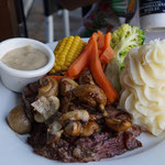 Steak in Champignon Sauce mit Gemüse und Kartoffelpüree