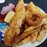 Fish & Chips mit Jacobsmuschel, Garnelen, Krebse und Tintenfisch