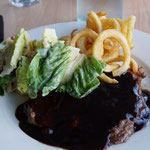 Steak in BBQ Sauce mit Curly Pommes und Salat