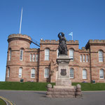 Inverness Castle mit Denkmal für Flora MacDonald