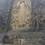 Überlebensgroßes Marienbild im Felsen