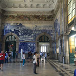 Der Bahnhof S. Bento mit Azulejos an der Wand