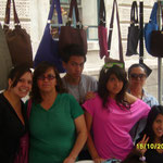 De izquierda a derecha: Cintia nieta, Diana hija, Paolo nieto, Estefanía nieta, Guiovana hija, Sisa nieta.