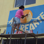 Tatiana está pintando a fachada