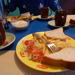 Frühstück in Sambia - Pommes, Tomaten, Brot und Tee