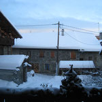 vue du balcon du chalet en location en hiver avec la petite place eneigée