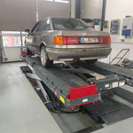 Audi 90 bei der Hauptuntersuchung