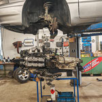 Motor grob zum Auto ausgerichtet