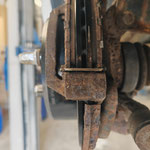 Die Bremsscheibe liegt innen am Bremssattelträger an. Die Scheibe muss um ca. 4mm nach außen "gerückt" werden.