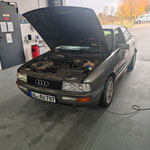 Audi 90 bei der Abgasuntersuchung