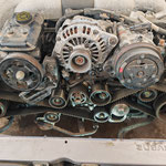 Motor mit freigelegtem Zahnriemen.