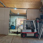 Der Blick aus der Halle in unsere Werkstatt. Der Durchgang soll ein Rolltor bekommen.