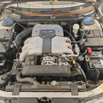 Motorraum mit Luftmassenmesser und Hydroaggregat (Immer noch im Bild links unten)