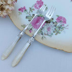 Versilberte "Pickle Forks" mit Perlmuttgriffen aus England