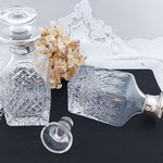 Zwei Karaffen aus geschliffenem Glas mit Sterling Silberrand.