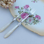 Versilberte "Pickle Forks" mit Perlmuttgriffen aus England