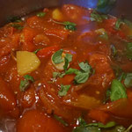 Gegrillte Tomatensuppe mit geroesteter Paprika und Basilikum
