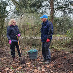 Karin und Andi beseitigen Plastikmüll