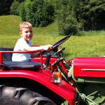 Enzo auf dem roten Ferrari!
