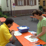 Jürgen und Elisabeth beim Zwiebelschälen