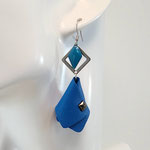 BO FORMIDABLE modèle VAL cuir bleu cobalt, breloques inox carré, losange bleu cérulé et carré diamant laiton noir