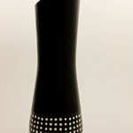 Vase "Domino" , Thuja , h: 34 cm, unten Ǿ 11 cm, oben Ǿ 9,5 cm , schwarz gebeizt, Gesso und Finish mit schwarzem Sprühlack / unverkäuflich