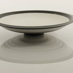 Schale "Taranis", Ahorn, 4,5 x 21 cm, Farbauftrag Gesso weiß/schwarz, versiegelt mit Sprühlack / Preis: 280.00 €