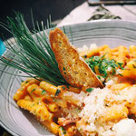Hirtenmaccheroni nach traditioneller Art auf der Geisleralm im Villnösstal in den Dolomiten in Südtirol