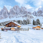 Die Geisleralm im Winter unterhalb der Geislerspitzen in den Dolomiten in Südtirol