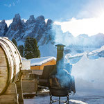 Der Grill im Außenberich im Winter auf der Geisleralm im Villnösstal in den Dolomiten in Südtirol