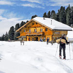 Die Geisleralm im Winter in den Dolomiten in Südtirol
