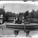 Met de boot op de vijver - foto stadarchief Brugge