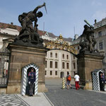 プラハ城の城門。この門は何と1002年に造られたそうです。千年以上前です！