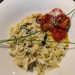 Pasta Alfredo mit baked-tomatoes