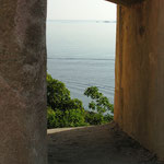 Vue de la verdure vers le "petit phare", par une meurtrière.