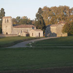 L'église de Monbos (monument historique). A gauche la Maison Forte.