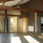 Wohnzimmer mit Möbeln nach Mass (Foto odermattarchitectes Lalinde) Architecte Dordogne