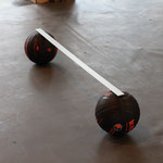 “FARE IL PONTE”, 2008, 120x25x25, 2 palloni da streetball, asta in alluminio, ph. Agostino Osio