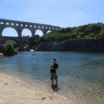Baden im Fluss vor der Pont du Gard