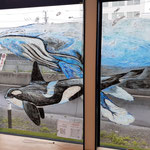 ガラスに描いたクジラとシャチ　Ｎさん