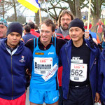 Olympiasieger Dieter Baumann mit Sportlern des Team Tibet vor dem Start des Tübinger Nikolauslaufes am 02.12.2007