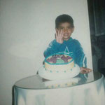 Al cumplir mis cuatro años me sentia feliz con mi torta de barney