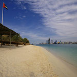 Abu Dhabi - Breakwater with view on Corniche