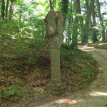 Wieder auf dem Wanderweg, fanden wir historisch-religiöse Zeugen aus Stein,