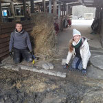 Benni und Carina legen die Boxengasse trocken... Handwerkliche Fähigkeiten sind bei uns sehr gefragt!