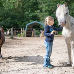 Popcorn findet streichelnde Kinderhände großartig!