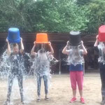 Ice Bucket Challenge auf dem Ponyhof - oder Abkühlung bei 30 °C im Schatten...