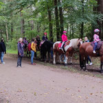 Feiertags-Ausritt mit allen Ponys in den Wald. Die Aufregung war groß - die Freude auch :-)!