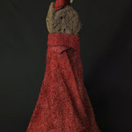 Élise GEOFFRION, "Feu Sacré", Céramique, roche volcanique cueillie dans le Parc Naturel du Haut Languedoc, textile, H 45 x L 21 x P 21 cm, 480€, oeuvre DISPONIBLE à l'emprunt