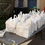 80 colis par semaine,  320 colis par mois